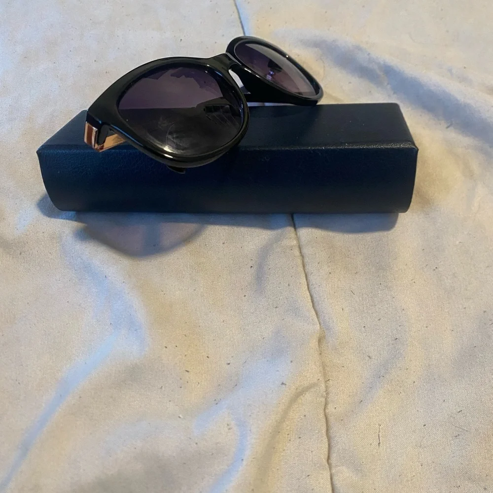 LC Lauren Conrad Black Frame Sunglasses with Gradient Lenses